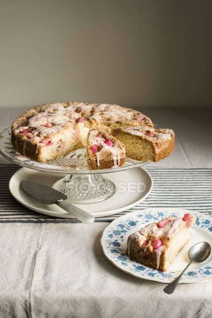 Gâteau glacé décoré de roses pralinées — Photo de stock