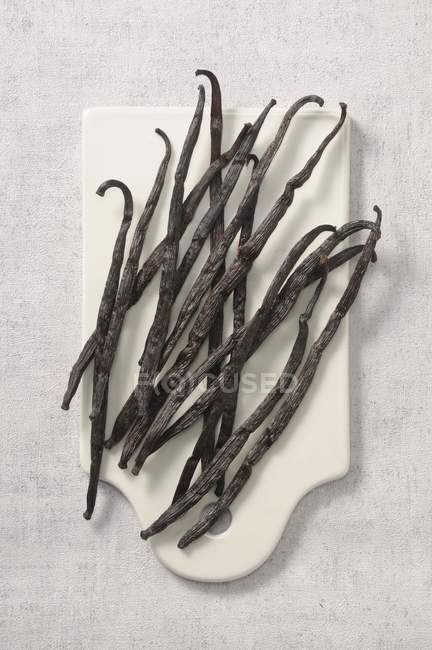 Vanilla pods on chopping board — Stock Photo