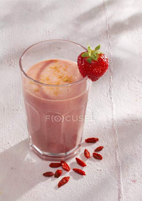 Smoothie fraise et noix de coco — Photo de stock