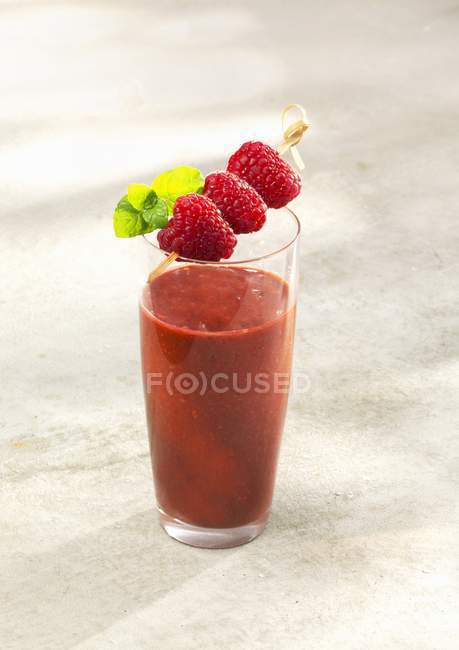 Raspberry and avocado smoothie — Stock Photo