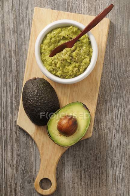 Гуакамоле і свіжий авокадо — стокове фото
