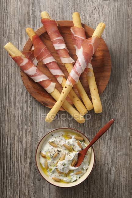 Grissini con jamón de Parma - foto de stock