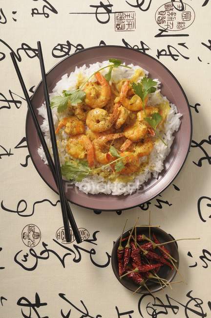 Gambas al curry con arroz - foto de stock