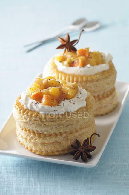 Vol-au-vents filled with compote — Stock Photo