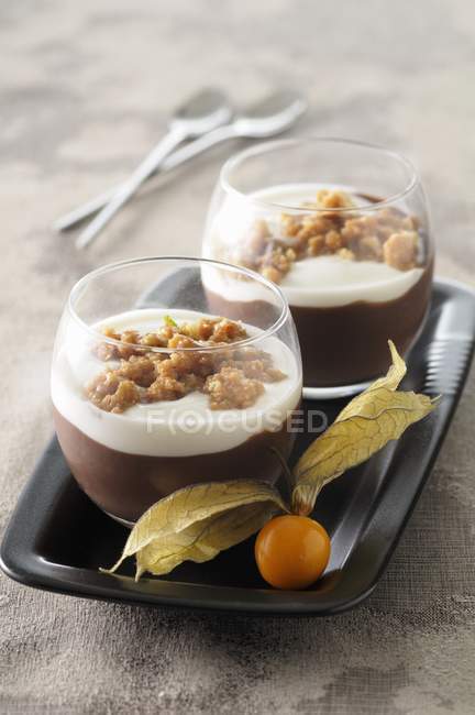 Vue rapprochée du café et du chocolat Granita à la crème et biscuits — Photo de stock