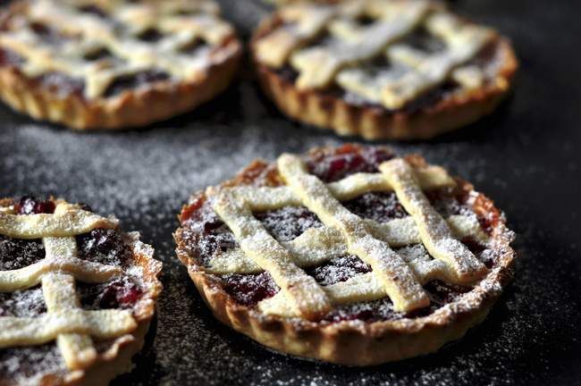 Jam tartlets with icing sugar — Stock Photo