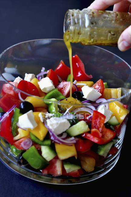 Salade de légumes dans un bol — Photo de stock