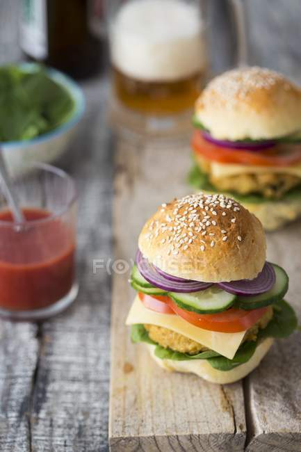 Homemade vegetarian burgers with spinach — Stock Photo