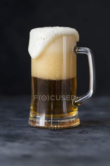 Склянка пива з піною — стокове фото