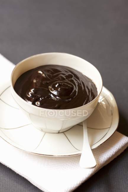 Vista de primer plano de crema de chocolate en la taza - foto de stock