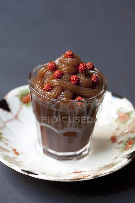 Vista close-up de mousse de chocolate com creme de castanha em vidro — Fotografia de Stock