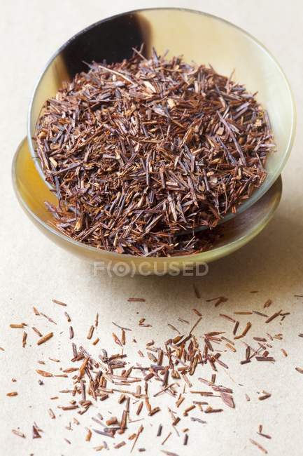 Tigela de folhas de chá rooibos — Fotografia de Stock