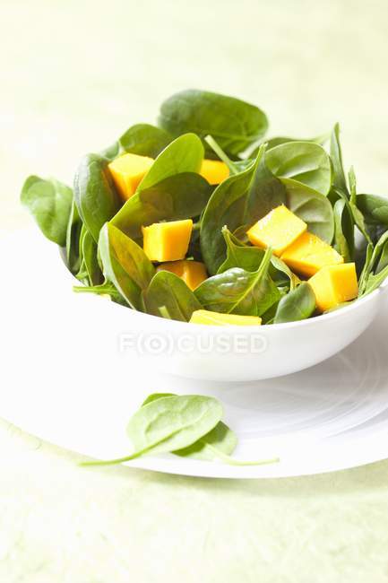 Spinach salad with mango — Stock Photo