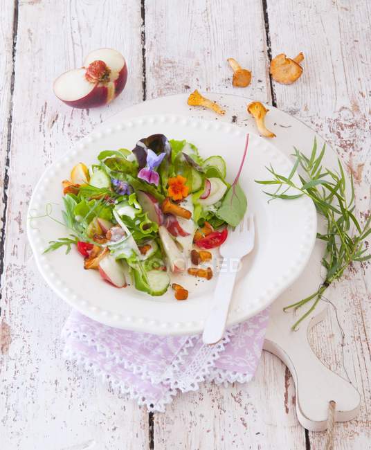 Vue rapprochée de la salade aux pêches du vignoble et aux champignons chanterelle — Photo de stock