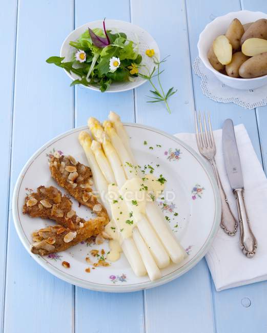 Asparagus with Hollandaise sauce — Stock Photo
