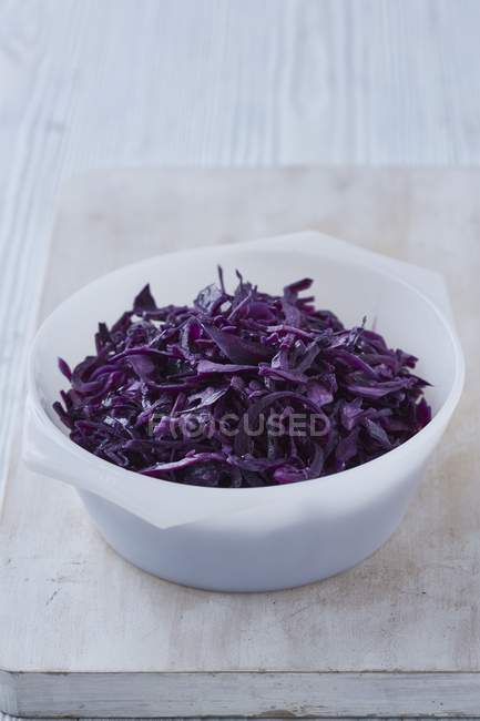 Red cabbage braised in red wine and vinegar in white bowl — Stock Photo