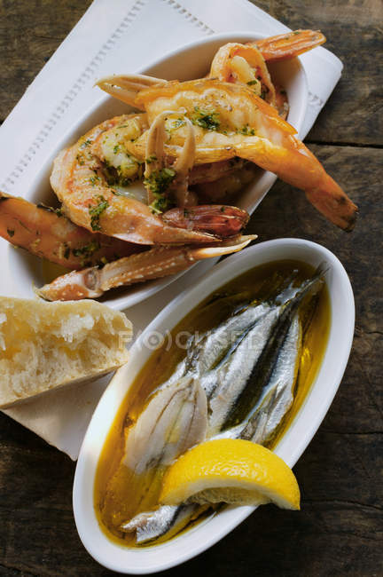 Pickled sardines and fried scampi — Stock Photo