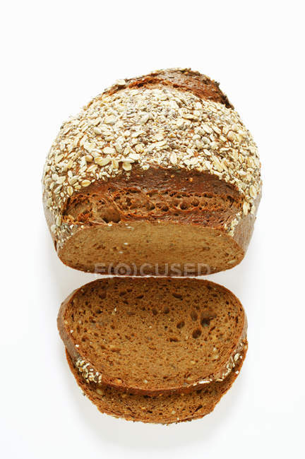Частично нарезанный хлеб из цельной муки — стоковое фото