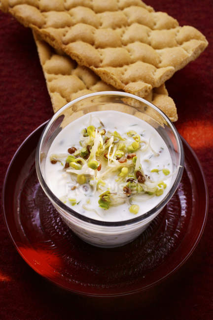 Yoghurt and cress dip — Stock Photo