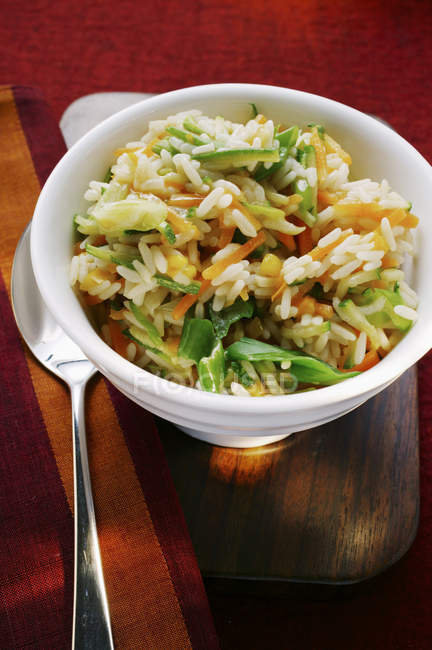 Riz aux légumes dans un bol blanc — Photo de stock