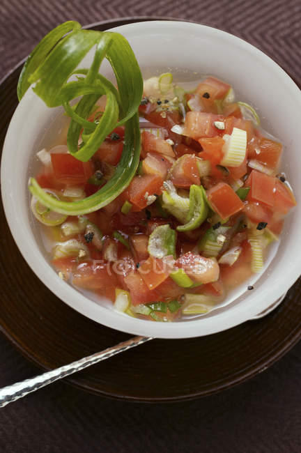 Крупный план томатной сальсы в миске — стоковое фото
