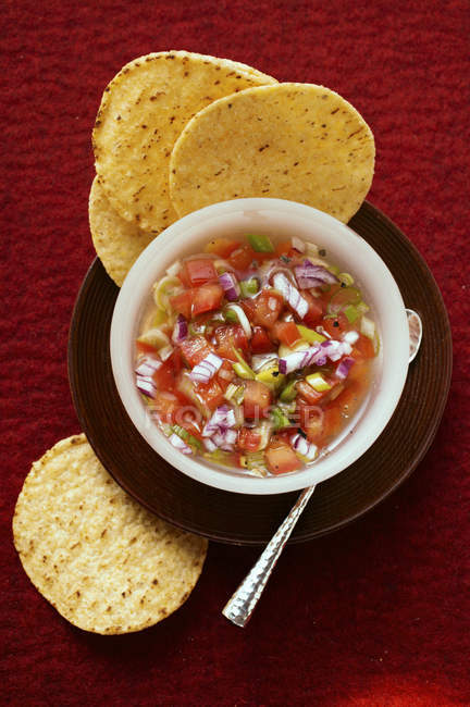 Vue du dessus de la salsa de tomate avec croustilles Tortilla — Photo de stock