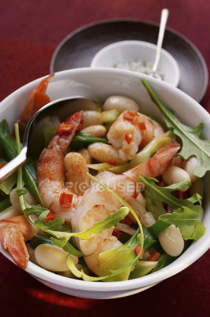Bean stew with shrimps and arugula — Stock Photo
