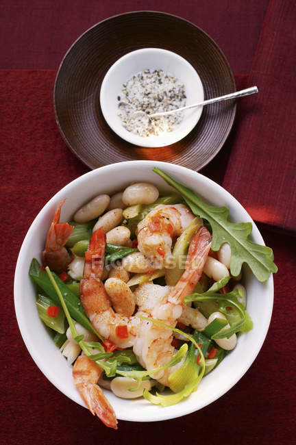 Bean stew with shrimps and arugula — Stock Photo