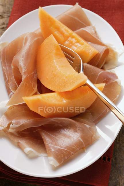 Jamón de Parma con melón - foto de stock