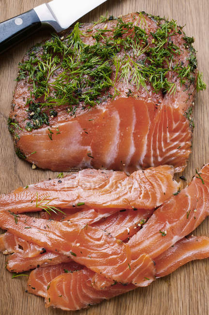 Graved partly sliced lachs — Stock Photo