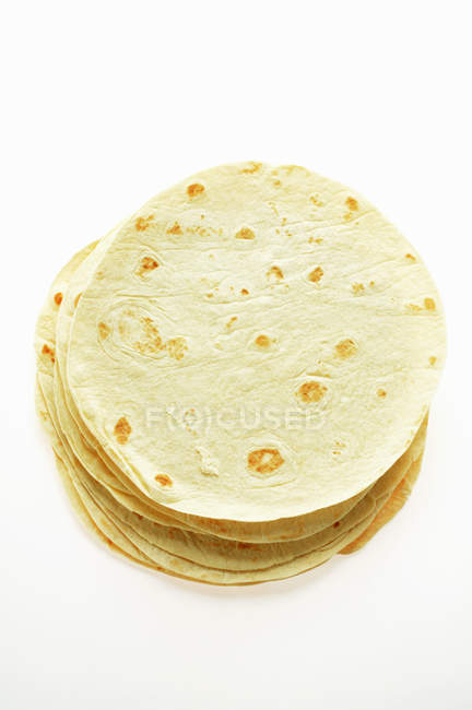 Vista superior de Tortillas apiladas sobre fondo blanco - foto de stock
