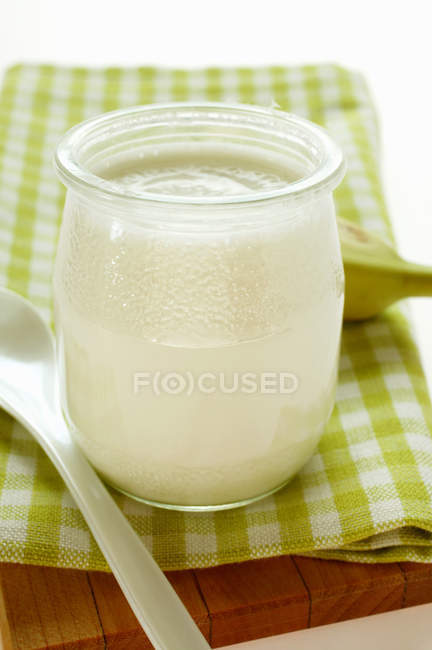 Yogur y plátano fresco - foto de stock