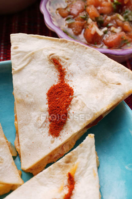 Enchiladas di gamberetti; salsa di pomodoro su piatto blu — Foto stock