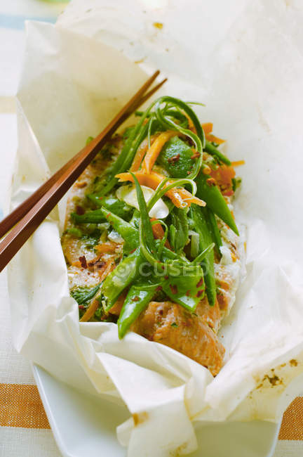 Peixe estilo asiático com legumes — Fotografia de Stock