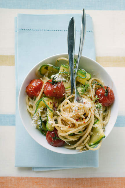 Espaguete com tomate cereja e aboborinhas — Fotografia de Stock