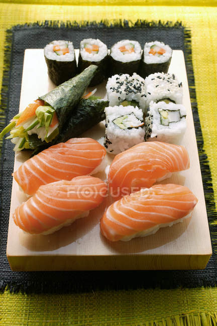Ассорти суши на борту — стоковое фото