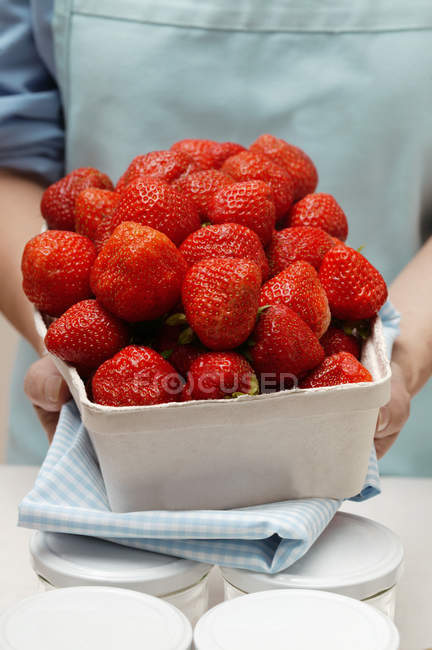 Frau hält Schachtel mit Erdbeeren — Stockfoto