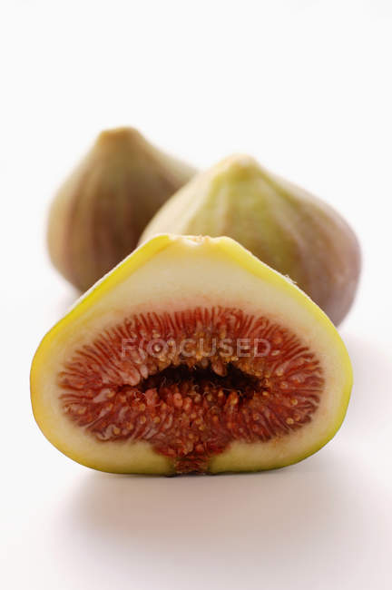 Fresh figs whole and halved — Stock Photo