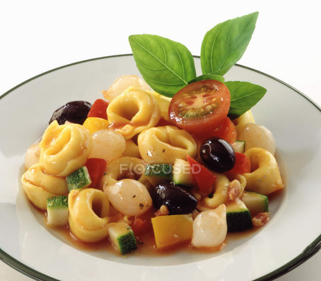Tortellini Nudeln mit Tomaten — Stockfoto