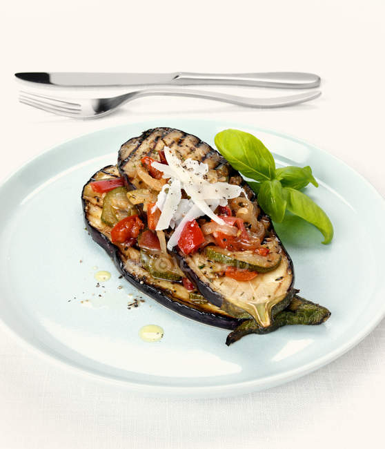 Grilled aubergines with courgettes — Stock Photo