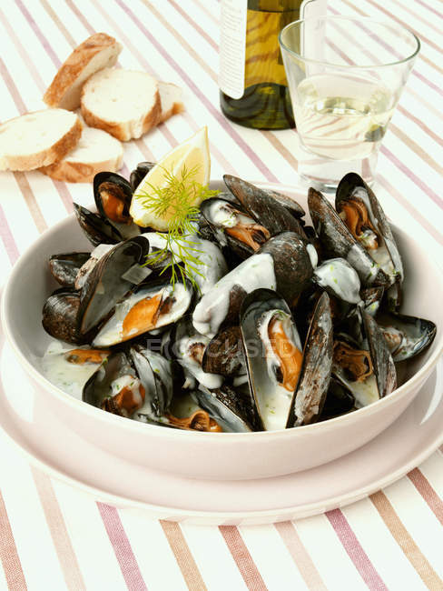 Mussels in dill sauce — Stock Photo