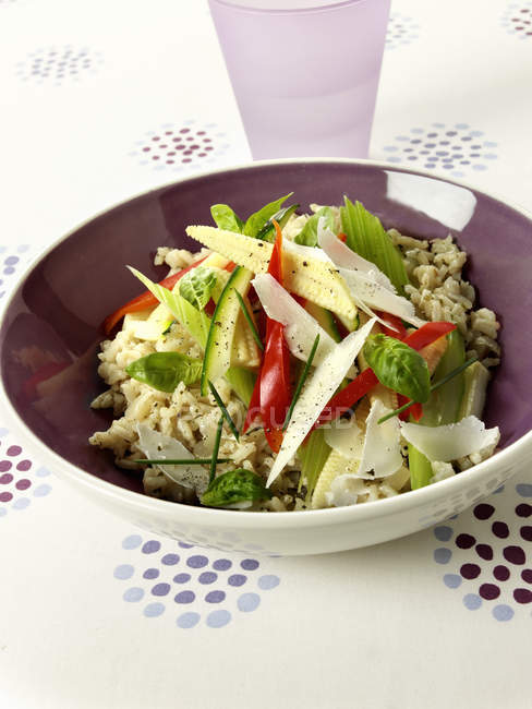 Pilaf de arroz con verduras - foto de stock