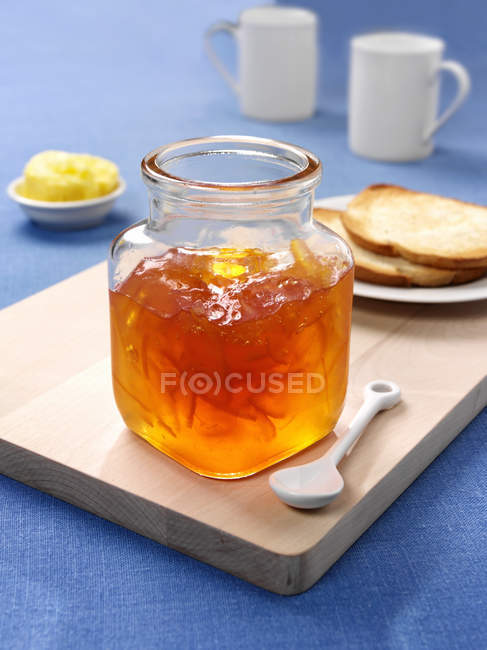 Closeup view of orange marmalade, toasts and butter — Stock Photo