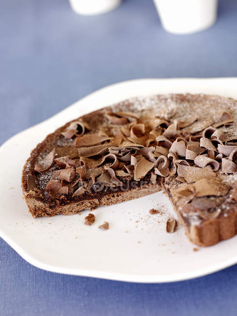 Шоколадний пиріг на тарілці — стокове фото