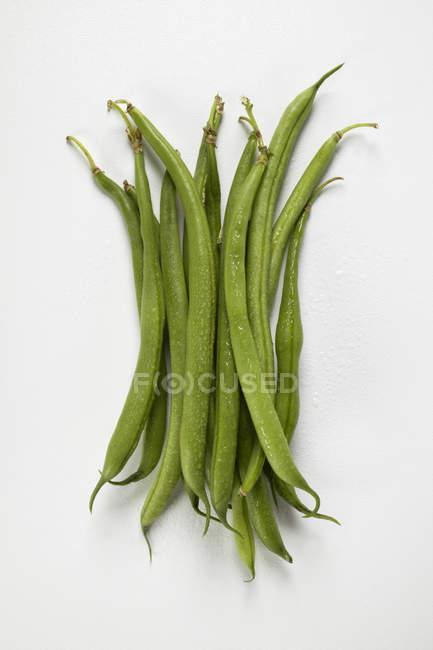 Frische grüne Bohnen mit Wassertropfen — Stockfoto