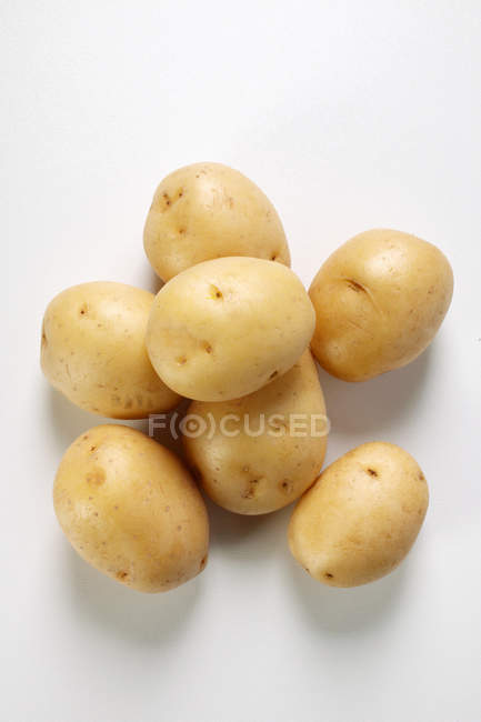 Raw and washed potatoes — Stock Photo
