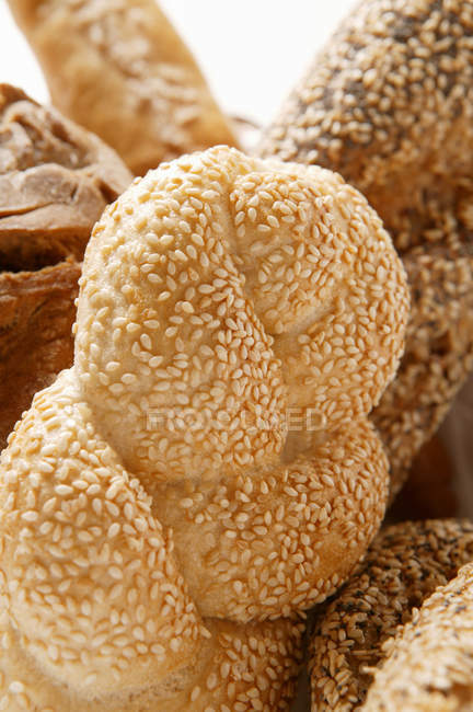 Асорті свіжі хлібні рулети — стокове фото