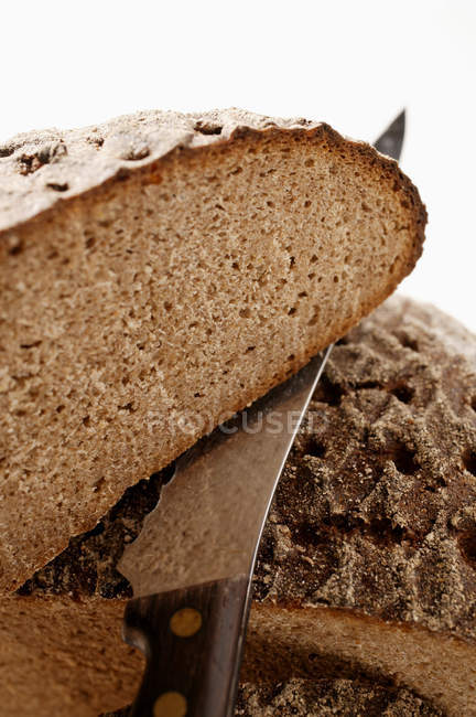 Pão parcialmente fatiado Farmhouse — Fotografia de Stock