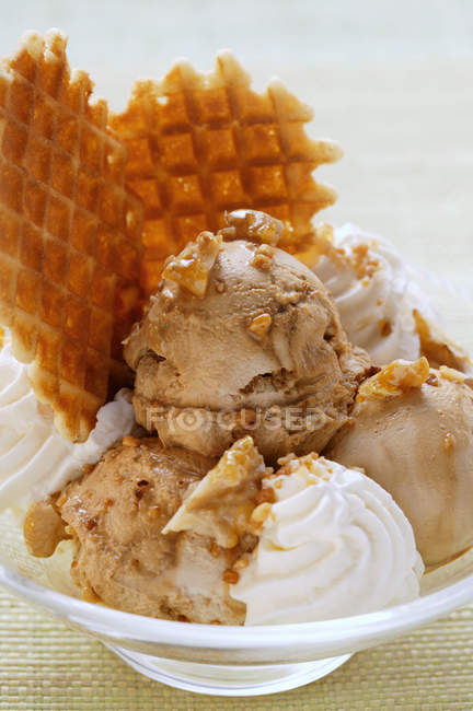 Crème glacée aux noix — Photo de stock