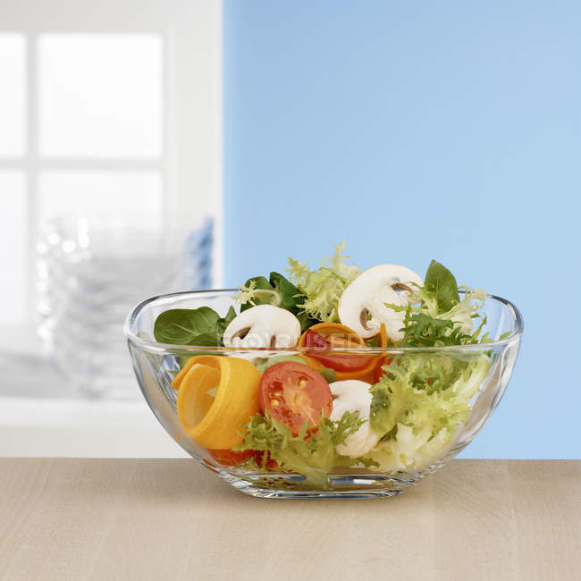 Ингредиенты салата в стеклянной миске перед окном — стоковое фото